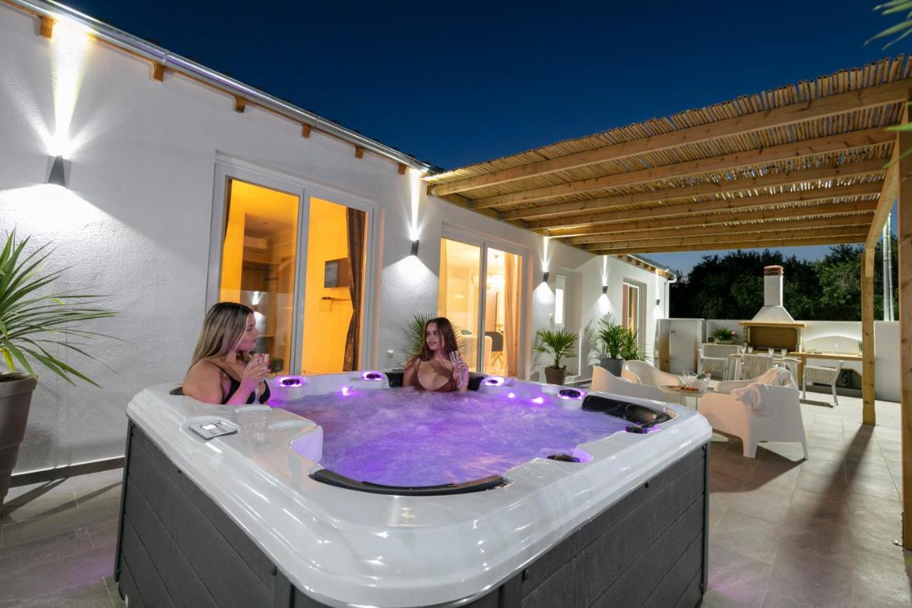 Jacuzzi Deluxe Villa สกาลาโซติรอส ภายนอก รูปภาพ