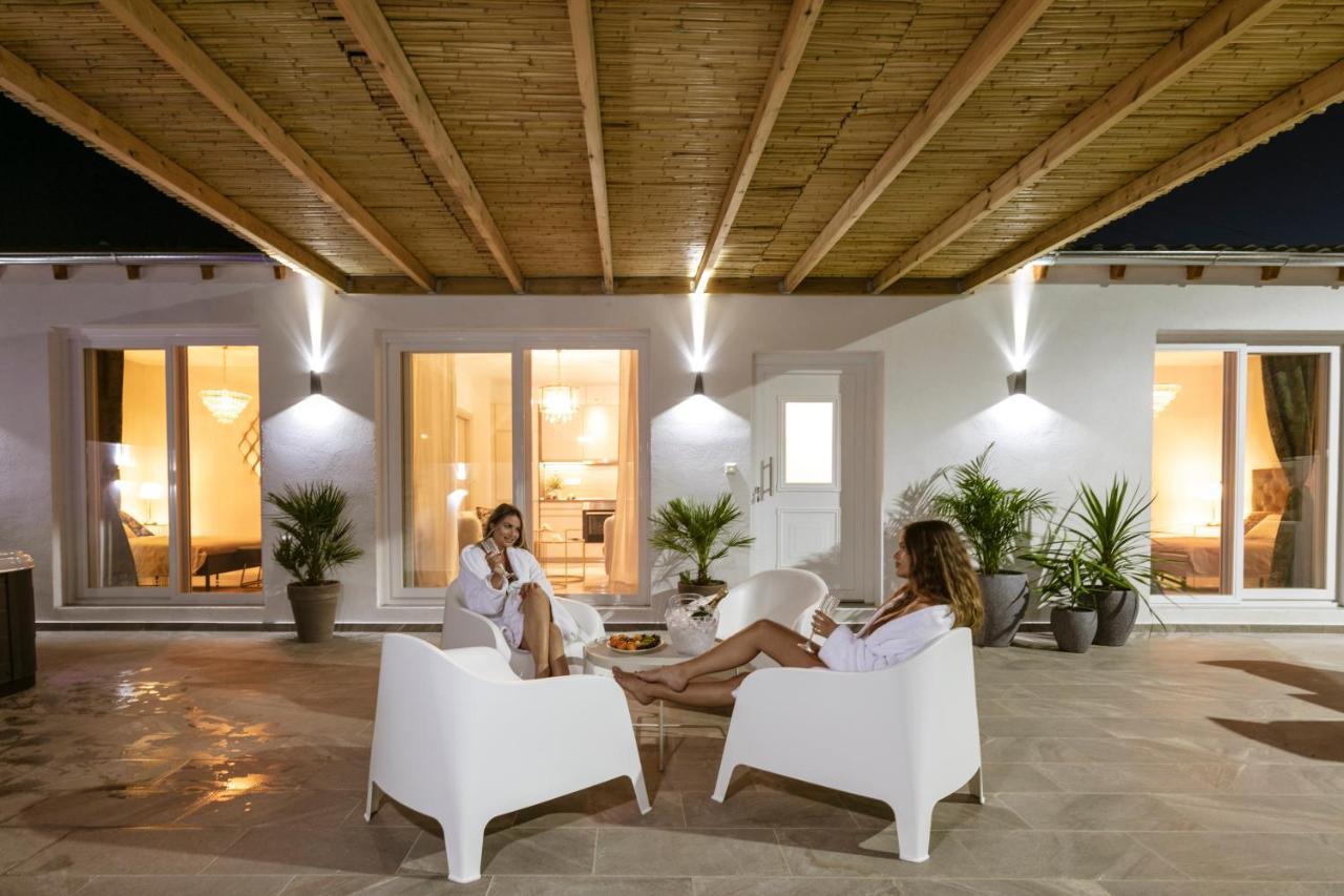 Jacuzzi Deluxe Villa สกาลาโซติรอส ภายนอก รูปภาพ