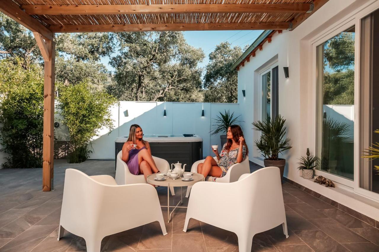Jacuzzi Deluxe Villa สกาลาโซติรอส ภายนอก รูปภาพ