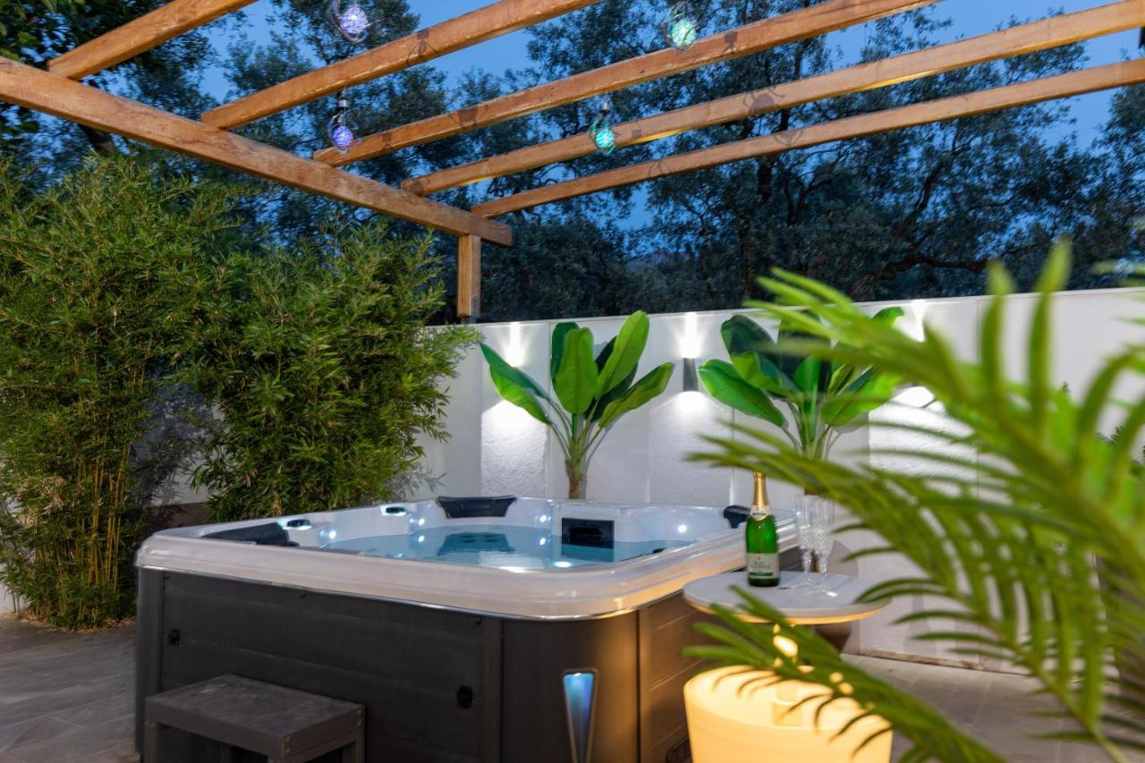 Jacuzzi Deluxe Villa สกาลาโซติรอส ภายนอก รูปภาพ