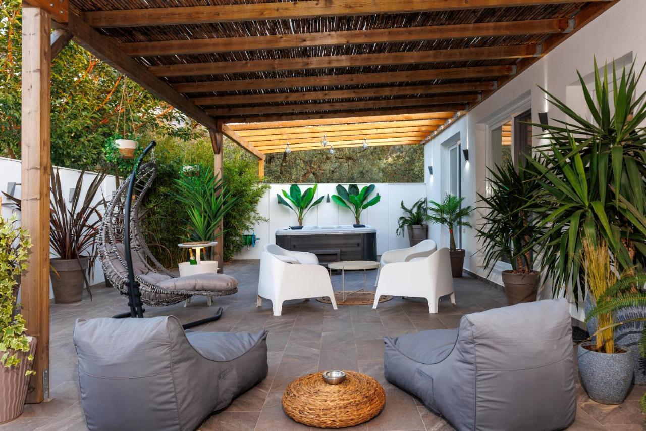 Jacuzzi Deluxe Villa สกาลาโซติรอส ภายนอก รูปภาพ