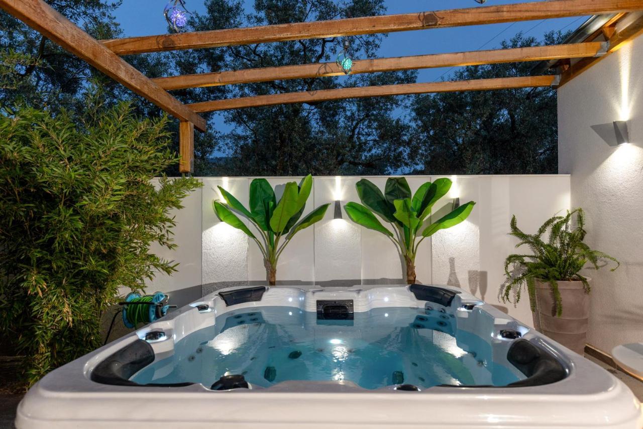 Jacuzzi Deluxe Villa สกาลาโซติรอส ภายนอก รูปภาพ
