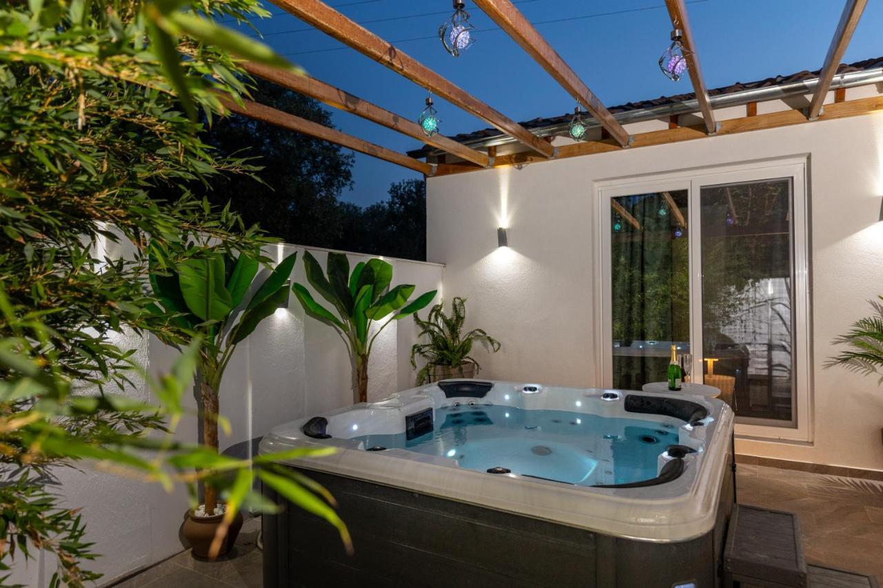Jacuzzi Deluxe Villa สกาลาโซติรอส ภายนอก รูปภาพ
